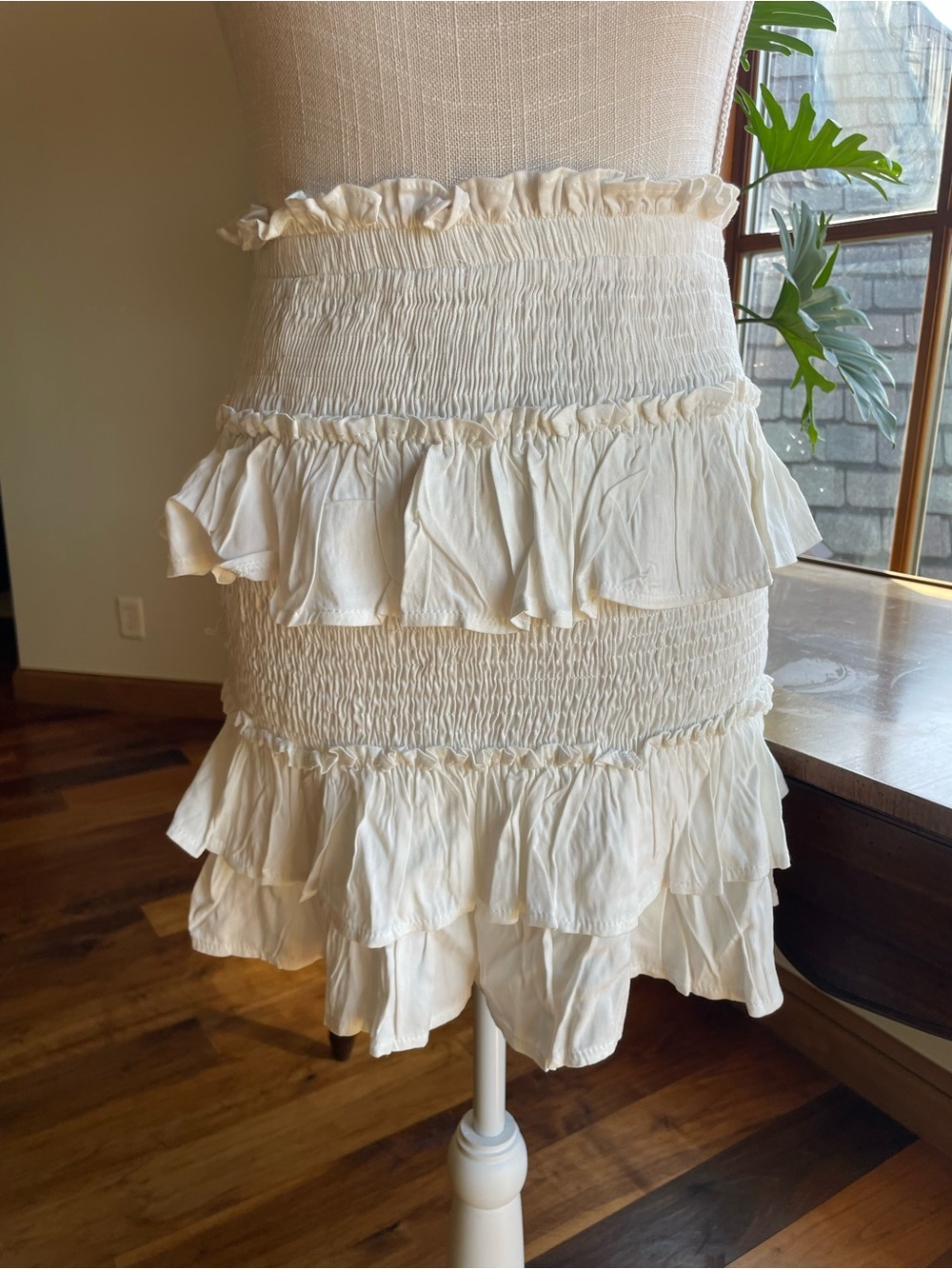 Princess Polly Ivory Smocked Stretchy Ruffle Tiered Mini Skirt size 6